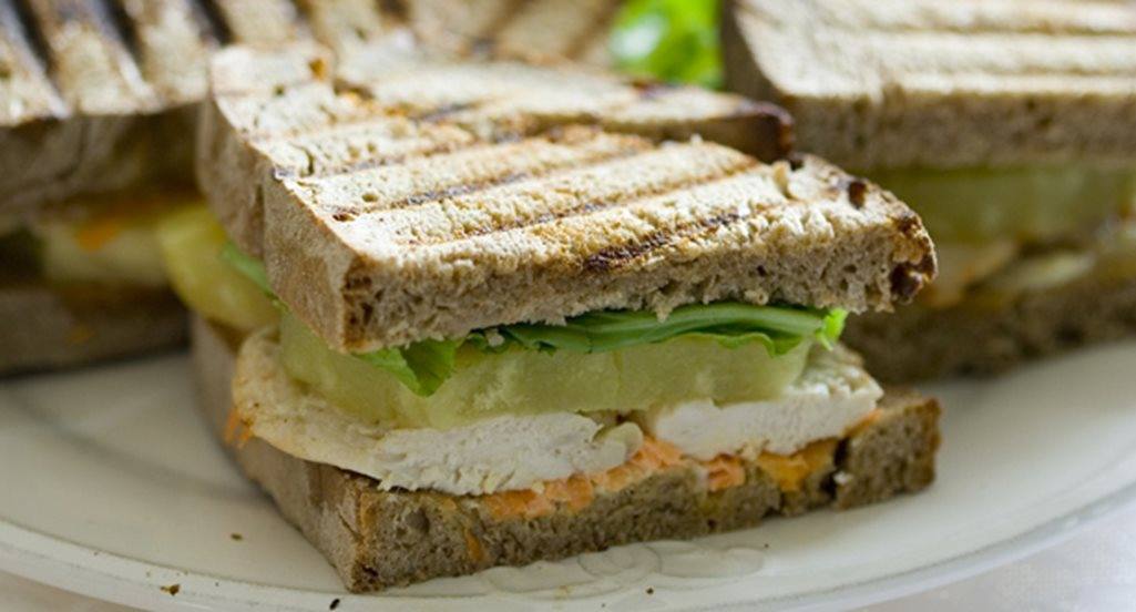 recipe image Tostas de frango com cenoura e ananás