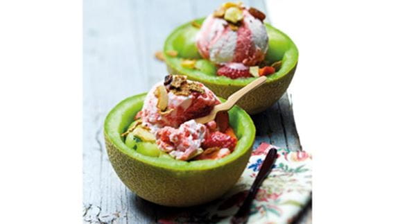 recipe image Meloa recheada com gelado e crumble de muesli