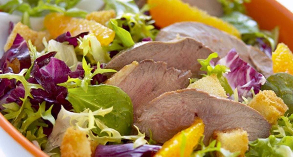 recipe image Salada de radichio e chicória com pato e laranja