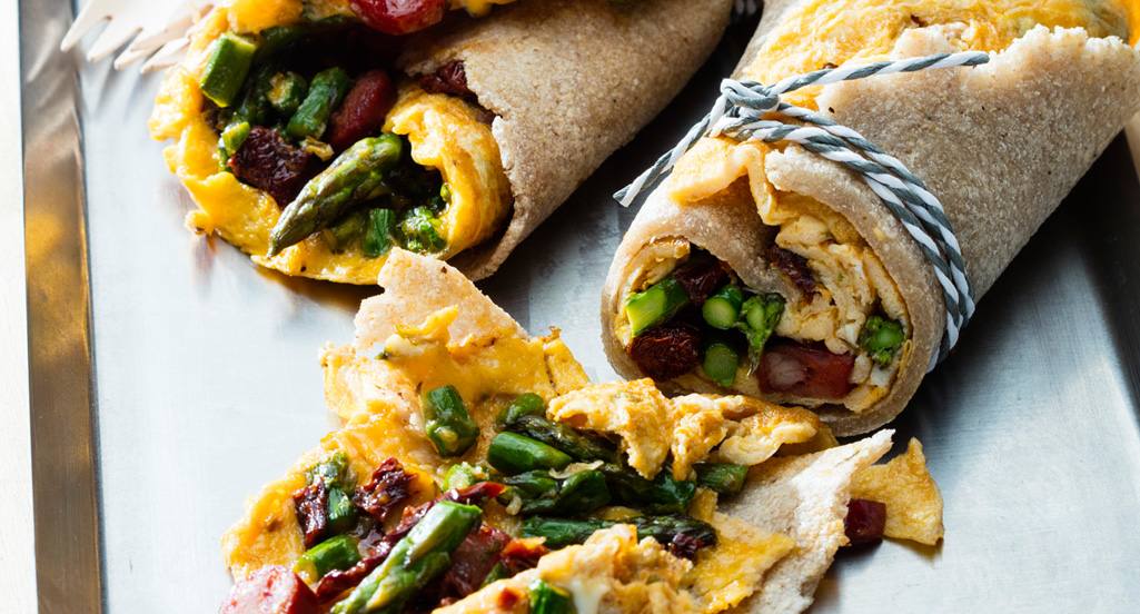 recipe image Wraps de Mandioca com Fritatas de Linguiça e Espargos Verdes