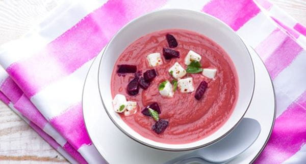 recipe image Sopa de beterraba com feta e manjericão